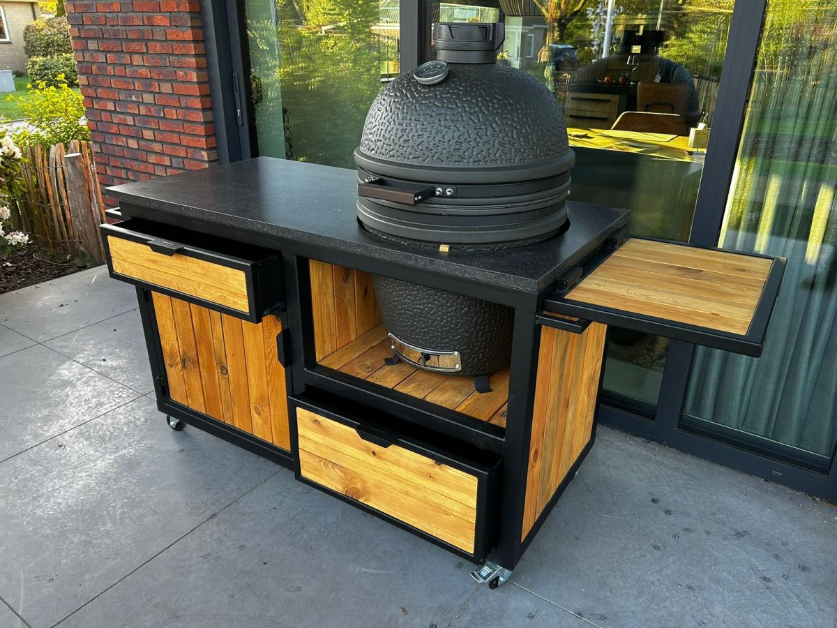 Kamadobuitenkeuken met zwart metalen frame, houten fronten en zijblad