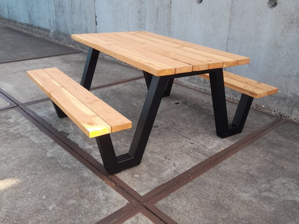 Picknicktafel met houten blad en banken op een zwart stalen onderstel